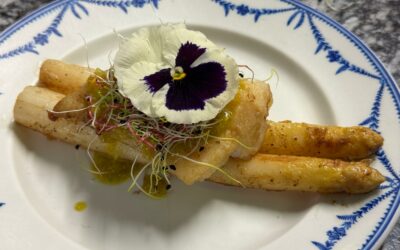 Asperges rôties, cabillaud & pesto de pistaches