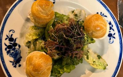 Choux farcis au foie gras, salade de mesclun